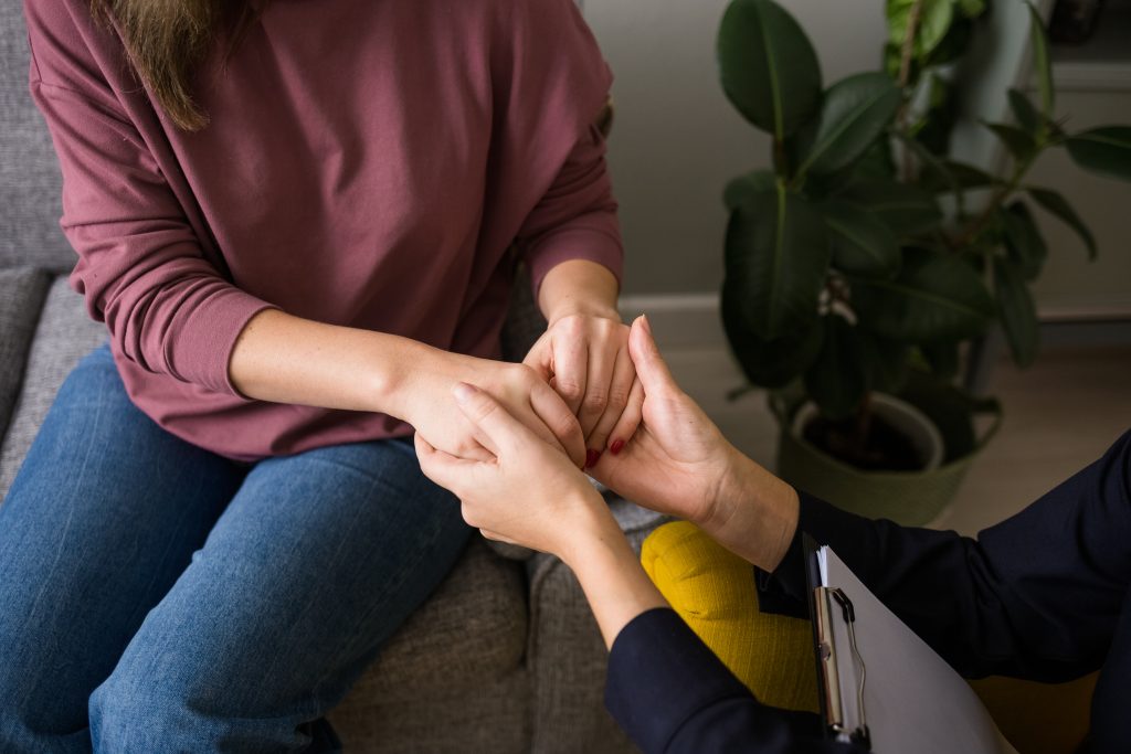 Sessão de psicoterapia entre profissional e paciente, representando reflexão sobre como saber se preciso de terapia para lidar com questões emocionais e de saúde mental.