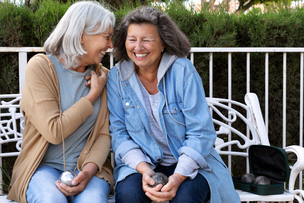 Mulheres idosas sorrindo e fazendo amizade
